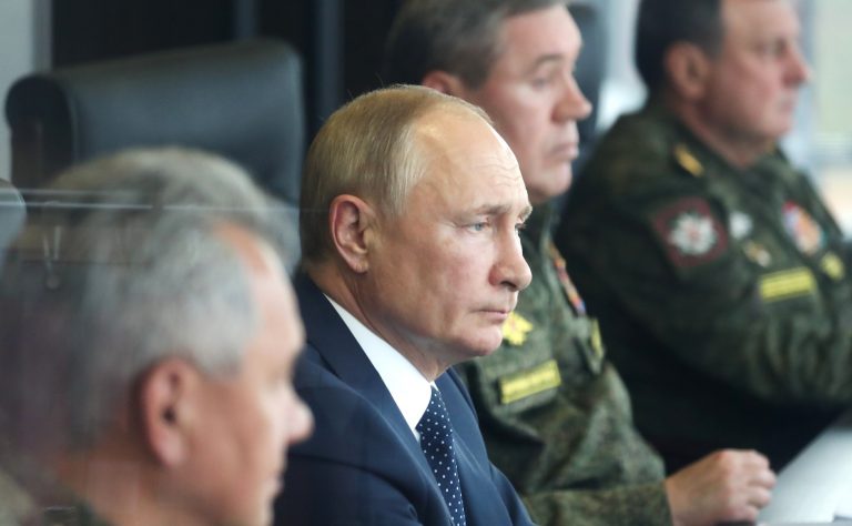 Putin asegura mayoría parlamentaria; oposición denuncia fraude