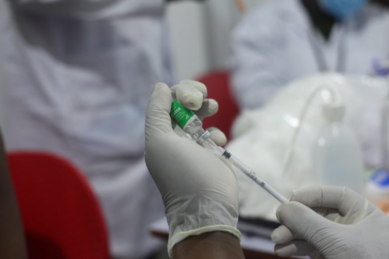 Mezcla de Johnson & Johnson con esquema completo de AstraZeneca no tiene estudios que la respalden