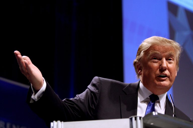 Trump retrasa investigación sobre insurrección del 6 de enero
