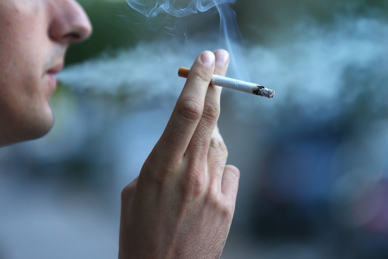 Médicos y científicos alertan sobre la desinformación de alternativas de fumado