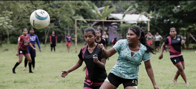Fundación GOLEES llega al territorio indígena Cabécar Tjäi para empoderar a jóvenes a partir del fútbol