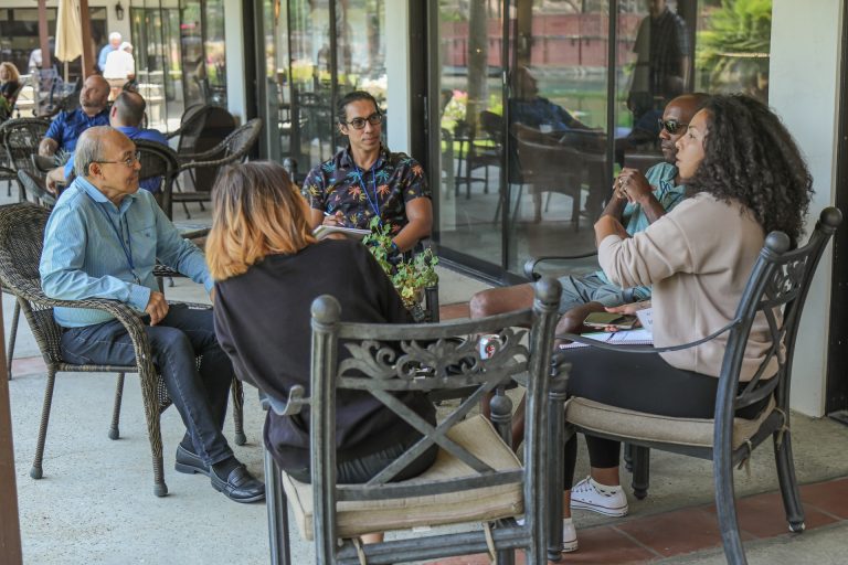 Retos y oportunidades en agrupaciones donde todos los miembros destacan por liderazgo