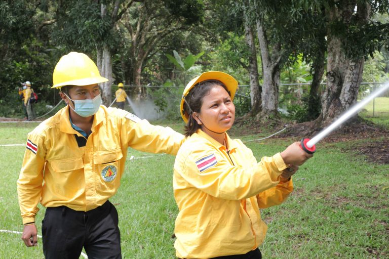Capacitan personal para prevenir incendios forestales y mitigar su impacto sobre la biodiversidad