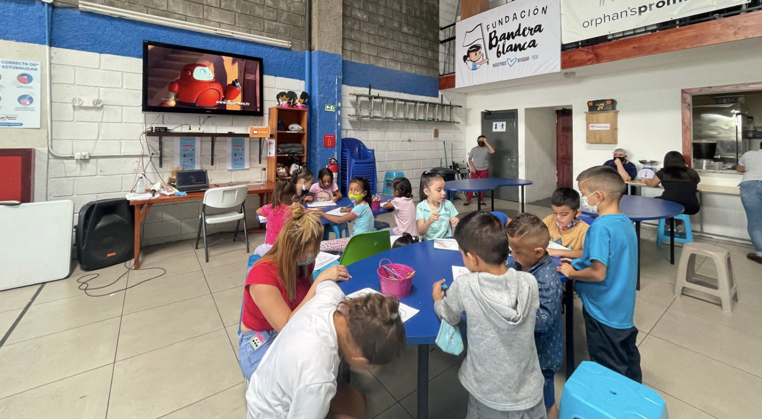 Imagen principal del artículo: Campaña “Padrinos Chevy” busca darle un regalo de navidad a 107 niños de zonas vulnerables