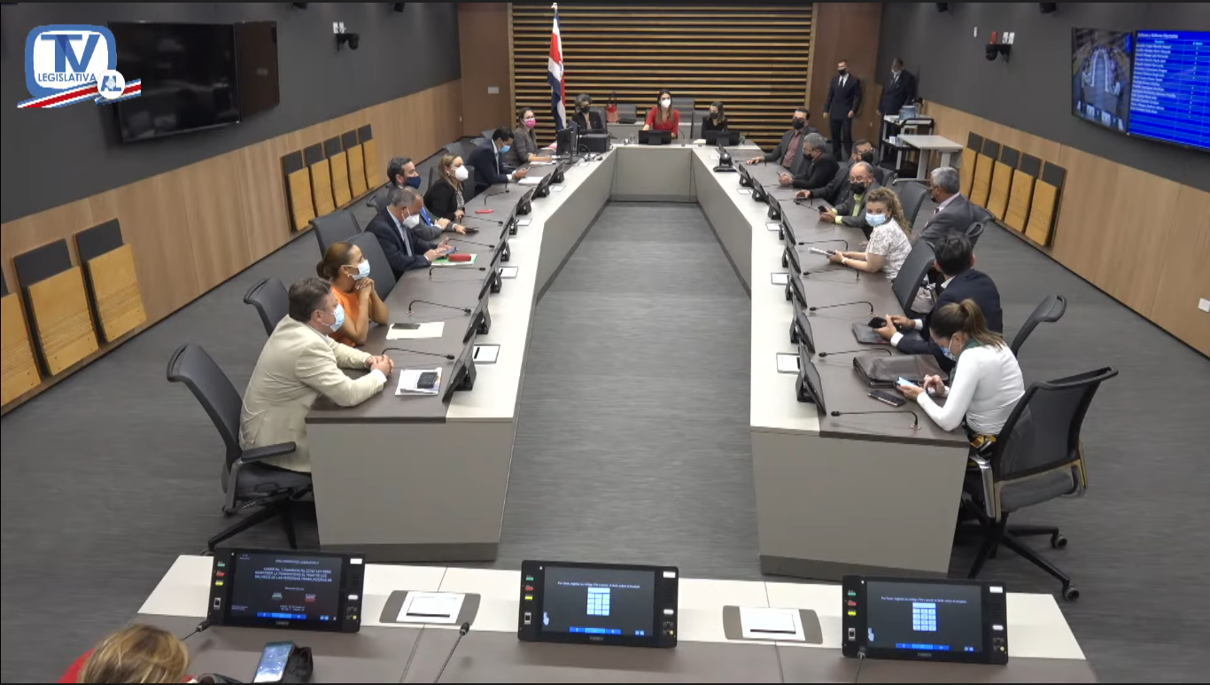 Imagen principal del artículo: Otro cambio al plan fiscal: diputados revierten orden a la Caja de dejar de pagar bisemanalmente