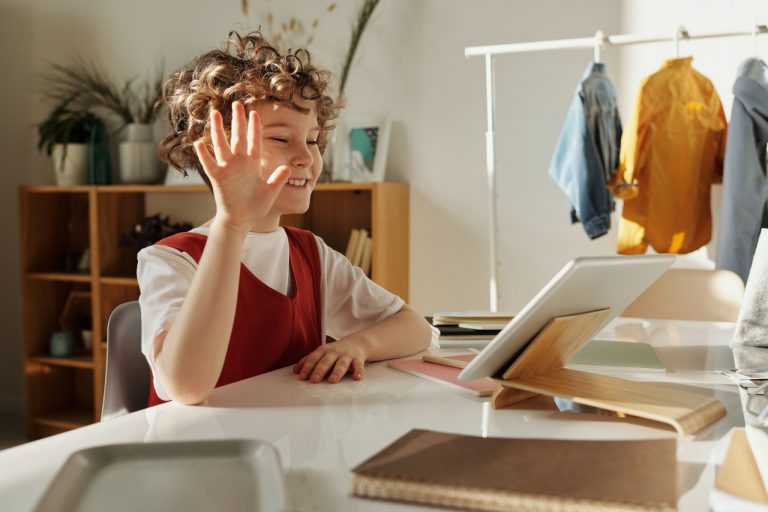 Los retos y desafíos para mantener relaciones afectivas positivas en medio de la virtualidad y su impacto en la vida de las personas