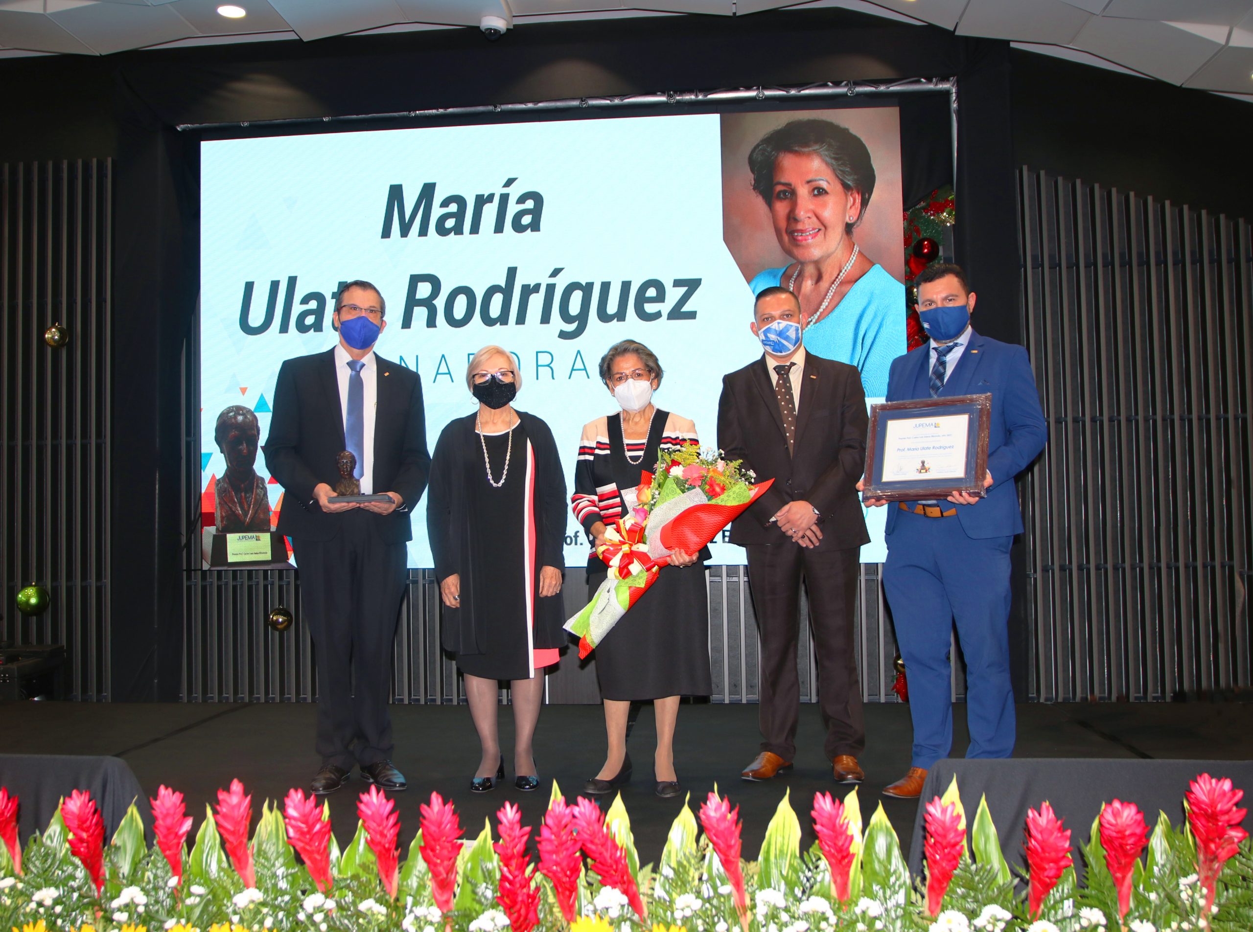 Imagen principal del artículo: Educadora florense es la ganadora del premio Carlos Luis Saénz 2021