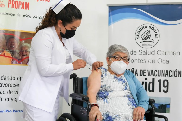Arrancó aplicación de tercera dosis a mayores de 65 años; vacunación de niños iniciará en enero
