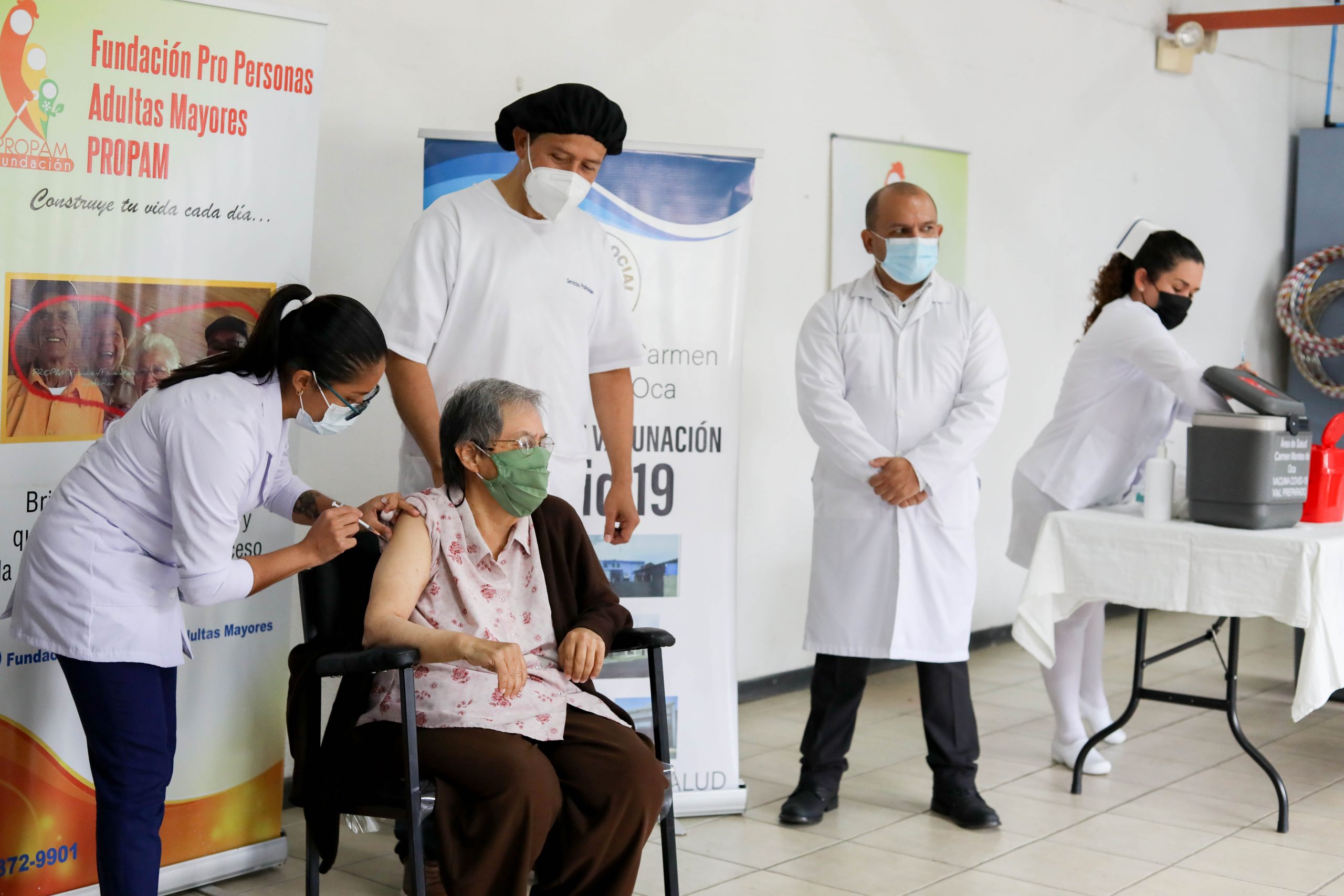 Imagen principal del artículo: 3 de cada 10 mayores de 58 años ya tienen dosis de refuerzo contra COVID-19