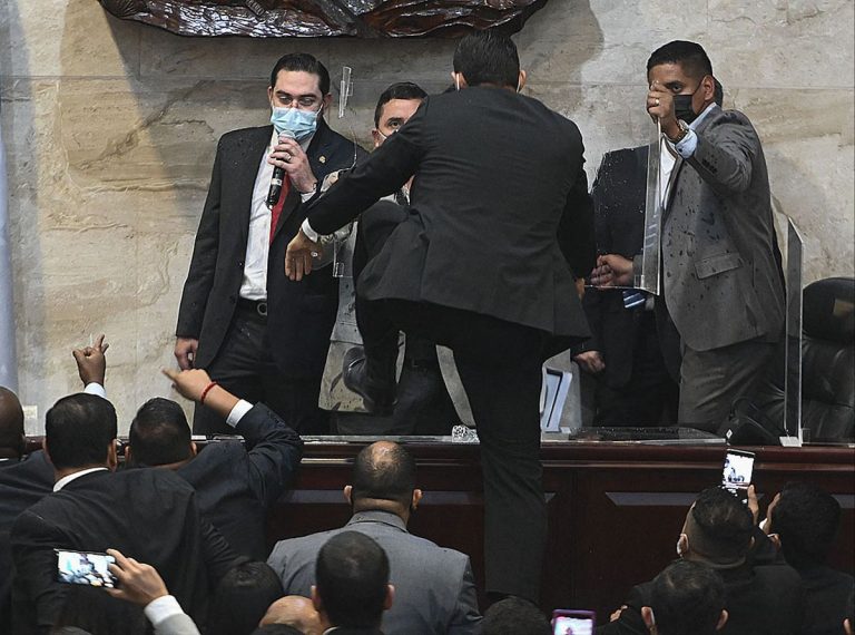 Congresistas de Honduras eligen a dos presidentes legislativos tras incidentes