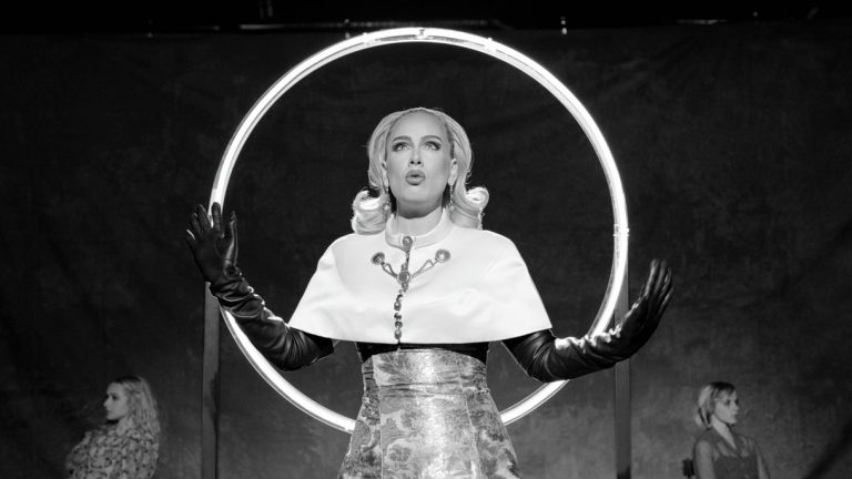 Adele, diva de blanco y negro en su nuevo video: "Oh My God"