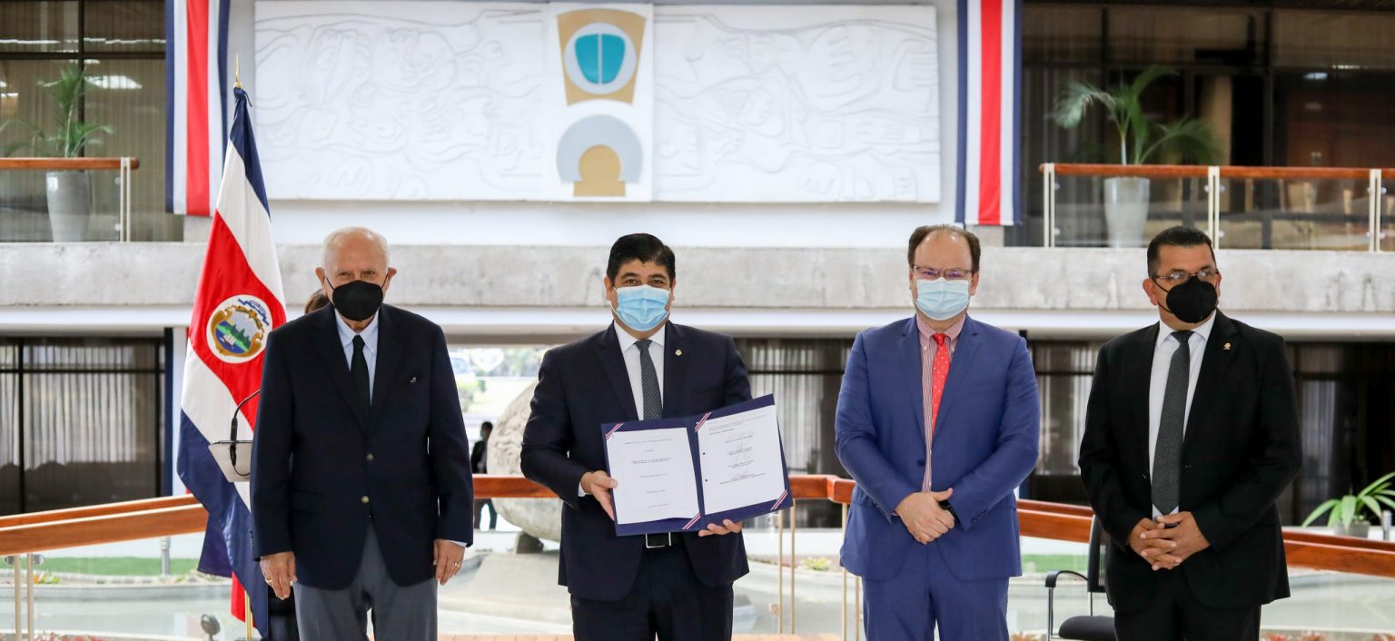 Imagen principal del artículo: Ejecutivo firma ley de condonación marchamos atrasados