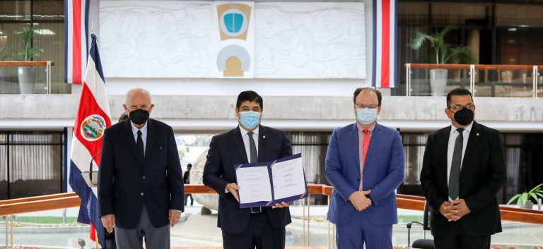 Ejecutivo firma ley de condonación marchamos atrasados