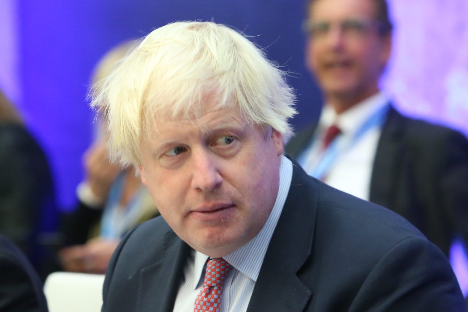 Imagen principal del artículo: Reino Unido: Gobierno de Johnson pende de un hilo tras renuncia de ministros clave 