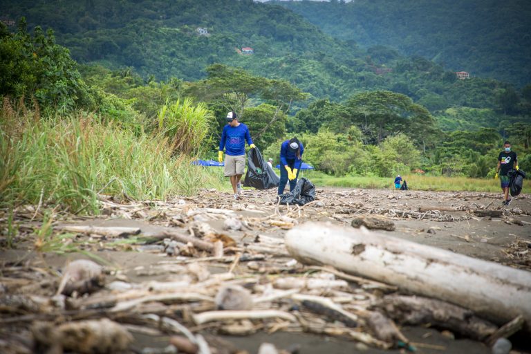 Campaña recolecta casi dos toneladas de desechos en playas de Limón y Puntarenas