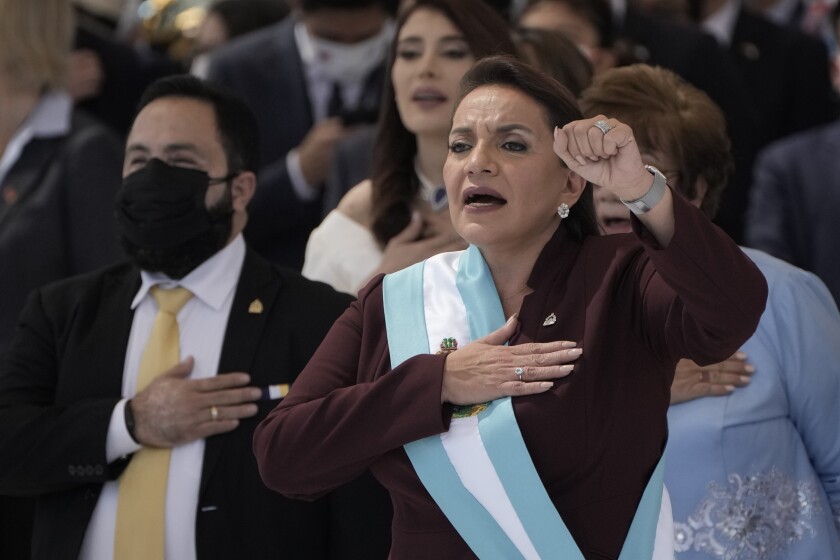 Imagen principal del artículo: Xiomara Castro asume el mando de Honduras y adelanta que no podrán pagar deuda heredada de la "dictadura"