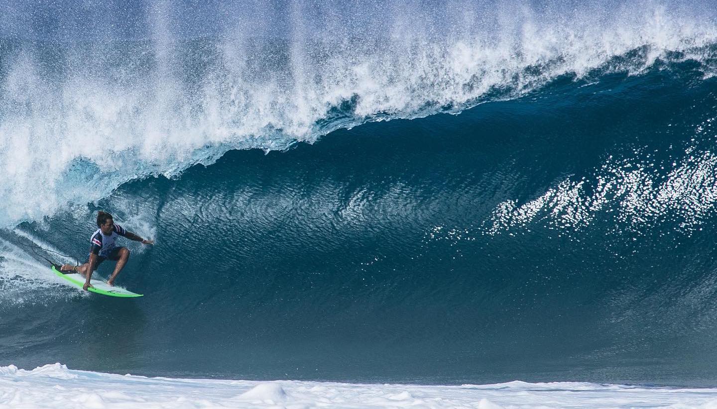 Imagen principal del artículo: Cali Muñoz vuelve a dar la sorpresa en el Tour Mundial: clasificó a los octavos de final del Billabong Pro Pipeline