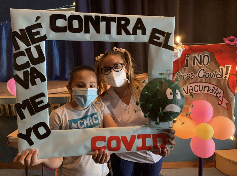 Personal de Área de Salud de Zapote monta obra teatral para niños que se vacunan contra la COVID-19