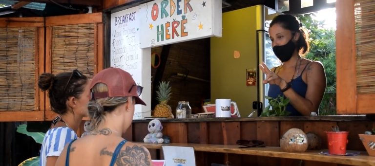 Un vistazo a seis emprendedoras de playa Sámara