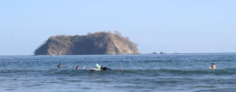 Playa Sámara como destino ideal para aprender a surfear desde los cuatro años de edad