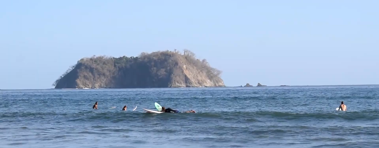 Imagen principal del artículo: Playa Sámara como destino ideal para aprender a surfear desde los cuatro años de edad