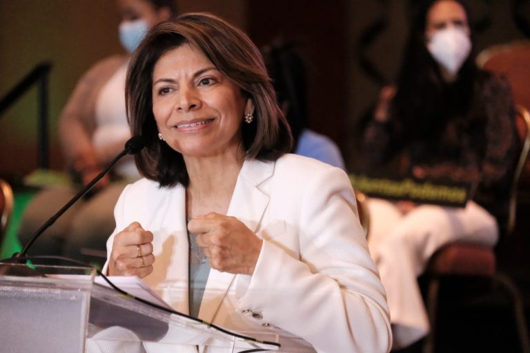 Laura Chinchilla: "El respeto a las mujeres debe ser una condición indispensable para llegar a gobernar"