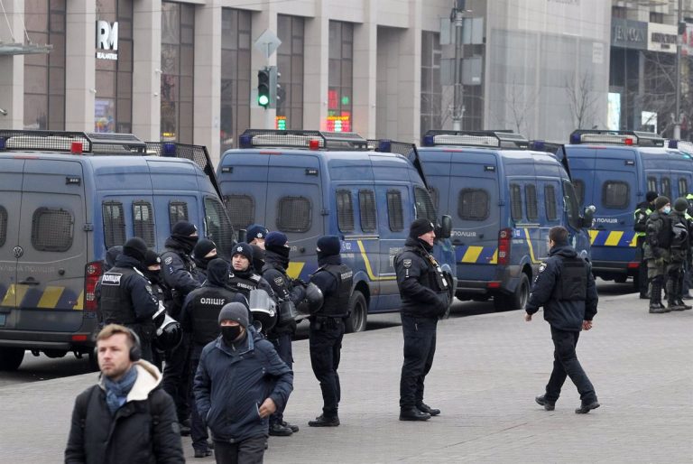 Policía ucraniana incrementa vigilancia en ciudades e infraestructuras clave ante tensiones con Rusia