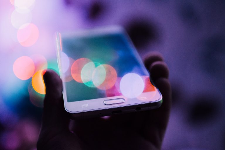 Cómo aprender a no ser manipulados por conspiraciones falsas en un mundo saturado de redes sociales
