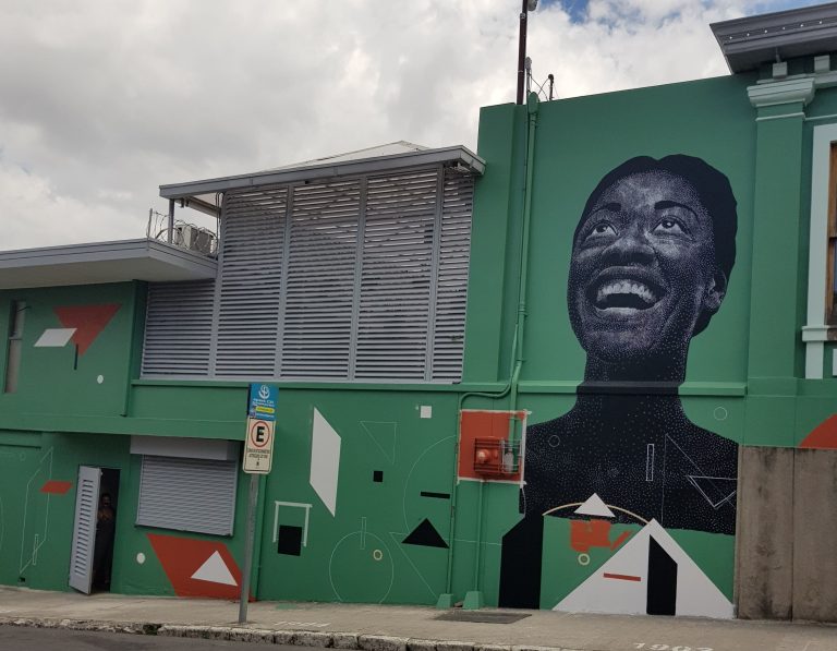 Alianza Francesa inaugura mural para conmemorar su aniversario