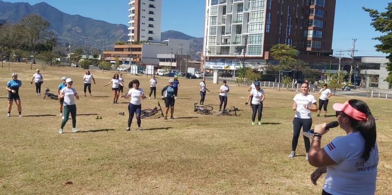 Decenas de mujeres hicieron deporte en el Parque Metropolitano La Sabana en conmemoración del 8M