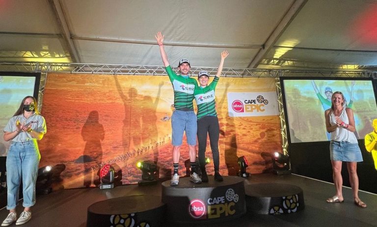 Pareja de ciclistas costarricenses ganan la primera etapa de la carrera de MTB más exigente del mundo
