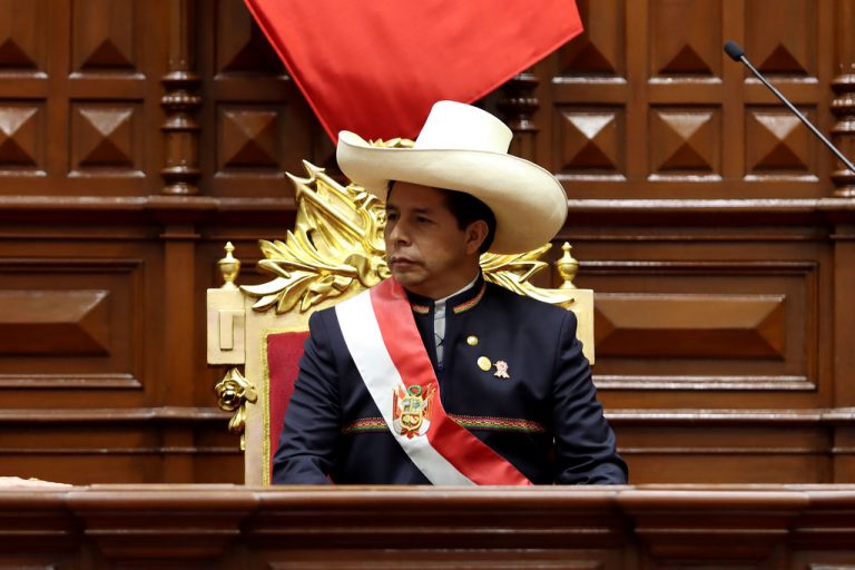 Miles de personas marchan en Perú en apoyo al presidente Castillo 