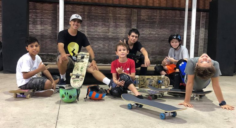 Academia de skateboarding en Jacó beca a niñas y niños de escasos recursos: han impactado a más de 30 durante dos años