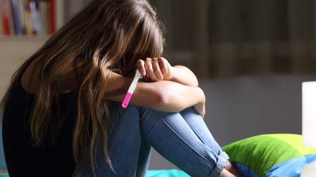 El Estado que no educa ni protege, pero obliga a parir