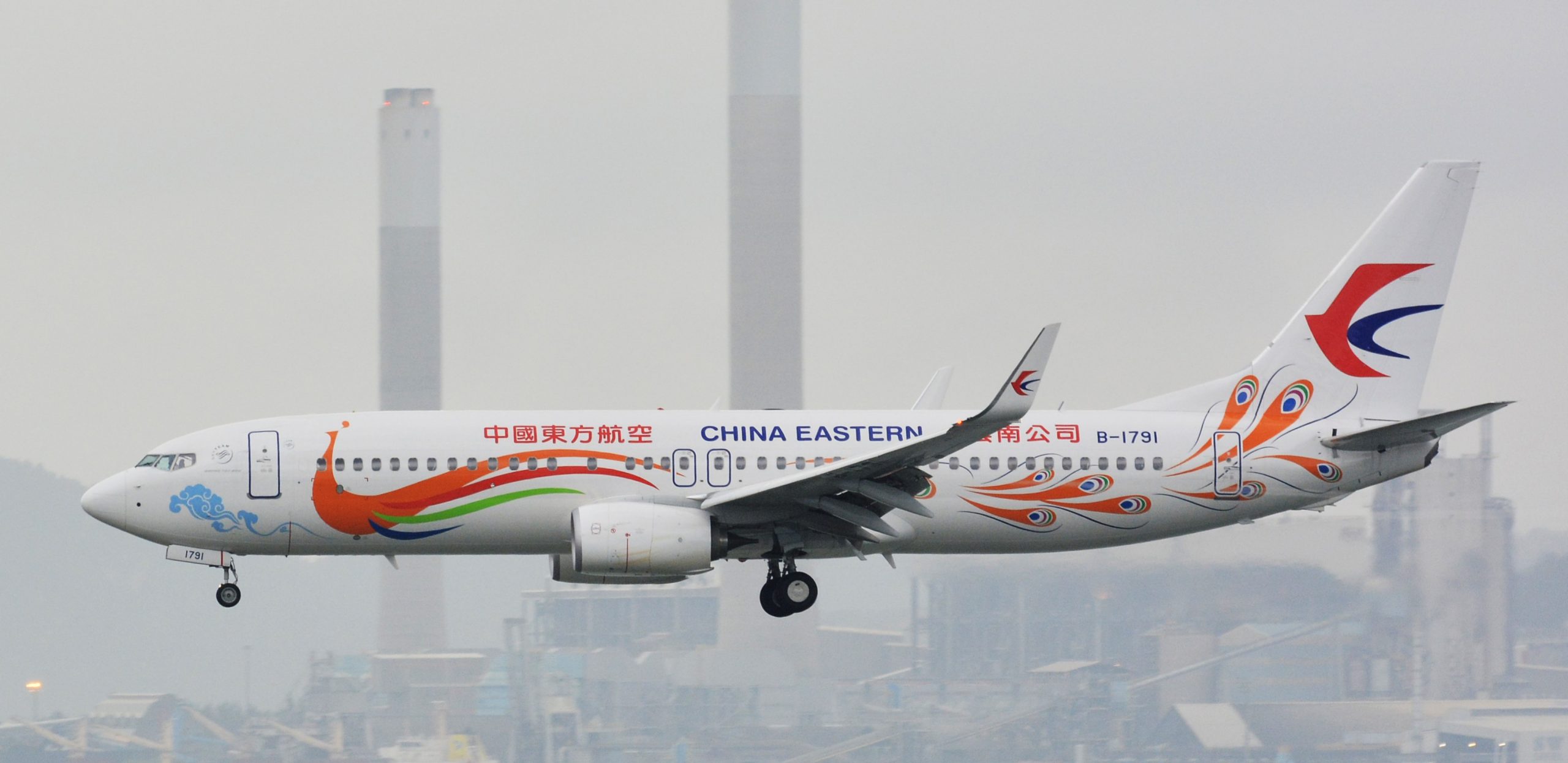 Imagen principal del artículo: Un avión de China Eastern Airlines con más de 130 personas a bordo se estrella en el sur de China