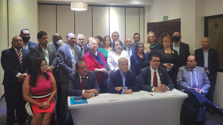 Figueres firma compromiso en materia de transparencia, integridad y anticorrupción