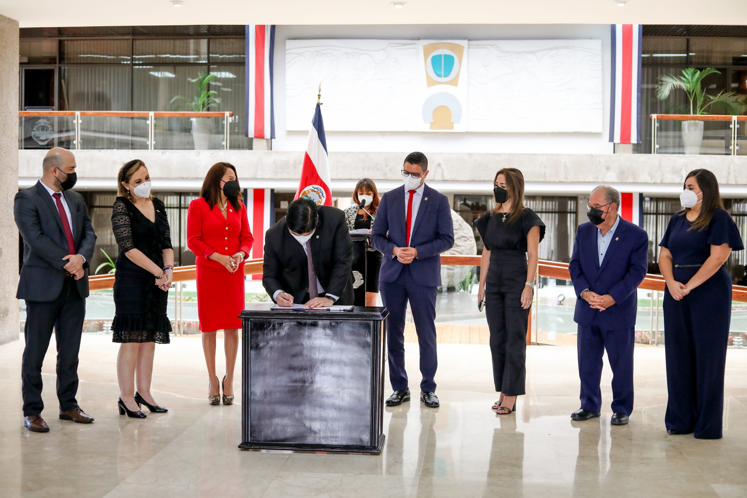 Imagen principal del artículo: Presidencia firma ley que regula el uso medicinal y terapéutico del cannabis y el cáñamo en el país