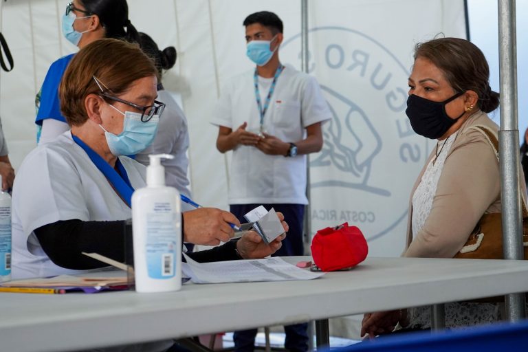 Solo personas con 3 dosis de vacuna contra COVID-19 evitarán aislamiento si son contacto de caso positivo