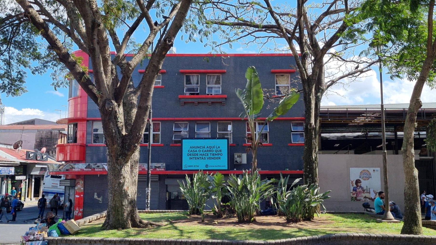 Imagen principal del artículo: Instalan pantalla digital para anuncios en el Parque de las Garantías Sociales