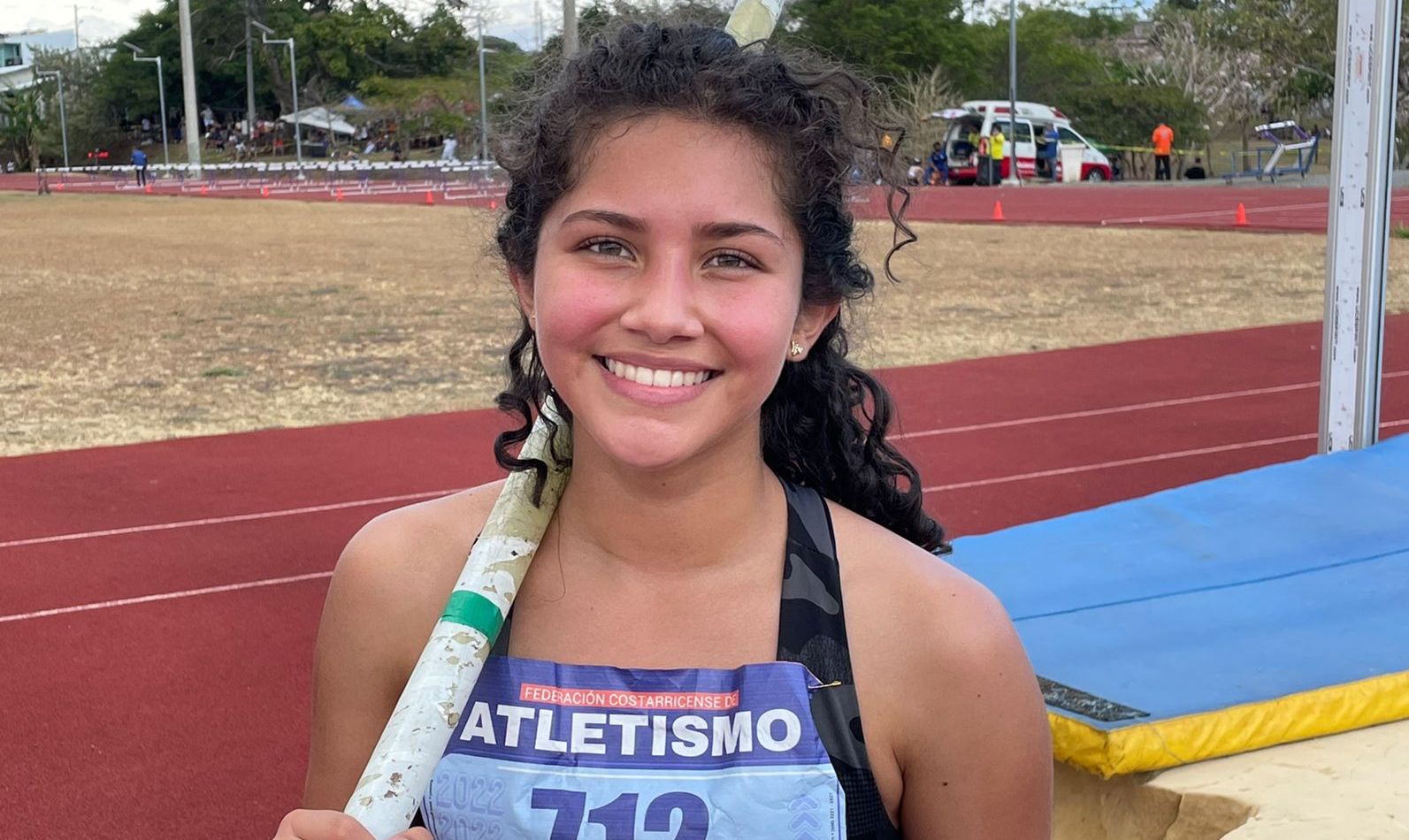 Imagen principal del artículo: Promesa del atletismo rompe en seis ocasiones el récord nacional en la prueba de salto con pértiga
