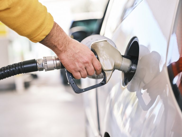 Sobre bajar el precio del combustible y el IVA