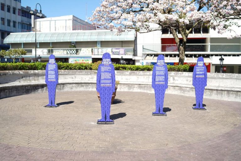 Exposición en el centro de San José representa a 402 mujeres victimas de femicidio desde 2007