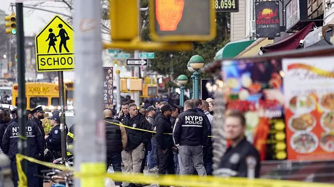 Imagen principal del artículo: Al menos 16 heridos por un tiroteo en el metro de Nueva York