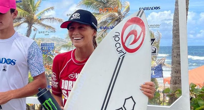 Imagen principal del artículo: Leilani McGonagle quedó tercera en el Barbados Surf Pro y clasificó a las Challenger Series 2022
