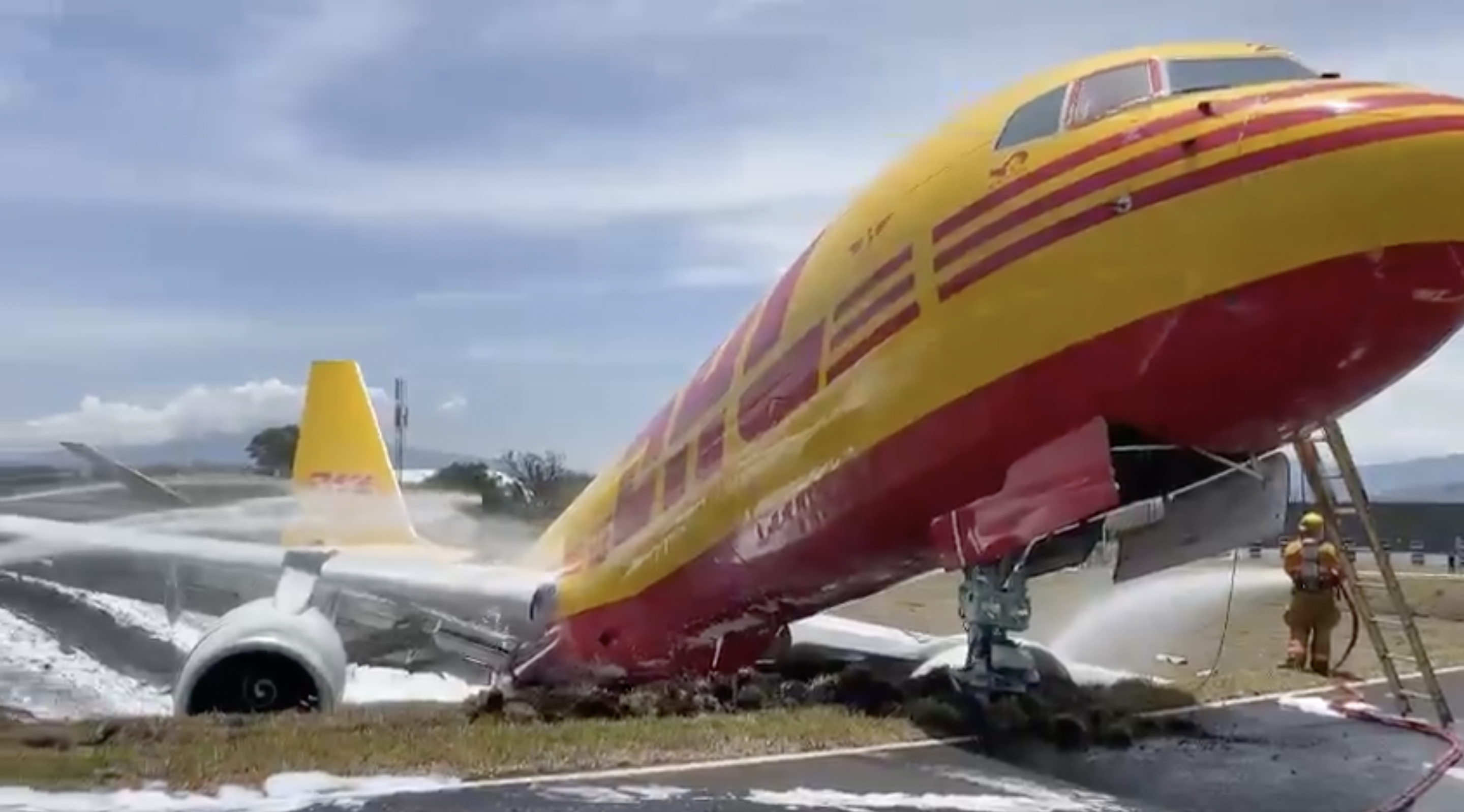 Imagen principal del artículo: Juan Santamaría estará cerrado hasta las 6 p.m.: emergencia afecta a más de 30 vuelos comerciales