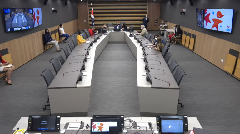 Comisión rechaza proyecto de ley que buscaba prohibir la adopción a parejas homoparentales