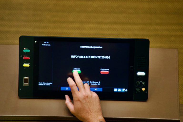 Congreso deberá asumir costo de curules y tabletas dañadas por mal uso de los diputados