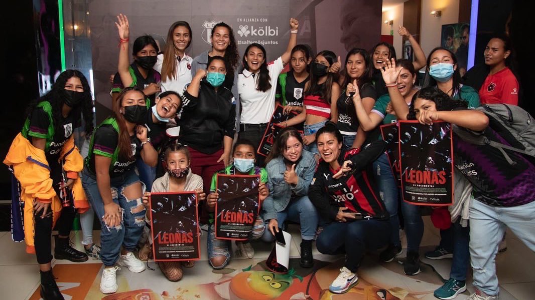 Imagen principal del artículo: Mujeres de La Carpio y Talamanca llenaron sala de cine para ver el documental Leonas