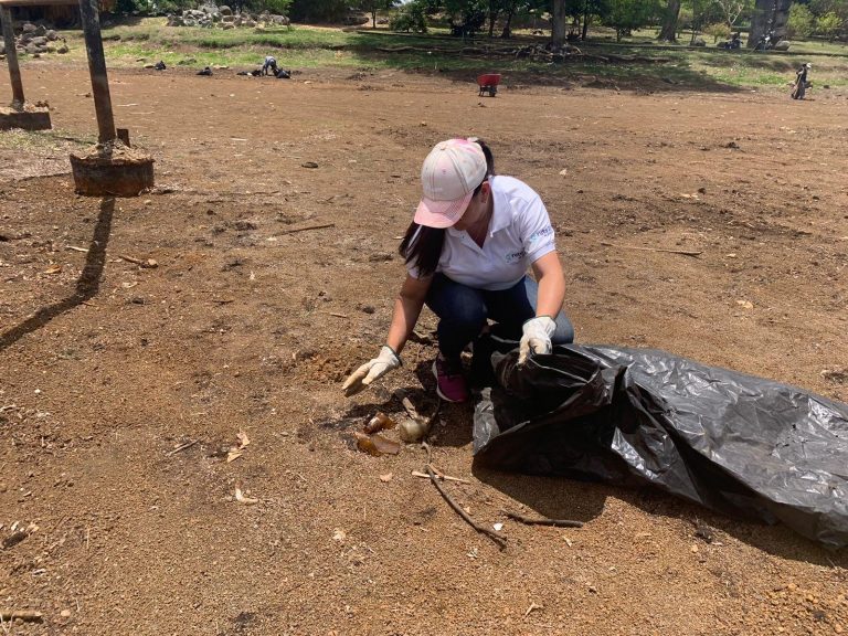 Voluntarios sacaron desechos plásticos y de vidrio del Lago de La Sabana