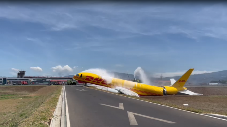 Avión de DHL se parte en dos luego de aterrizaje de emergencia en el Aeropuerto Juan Santamaría